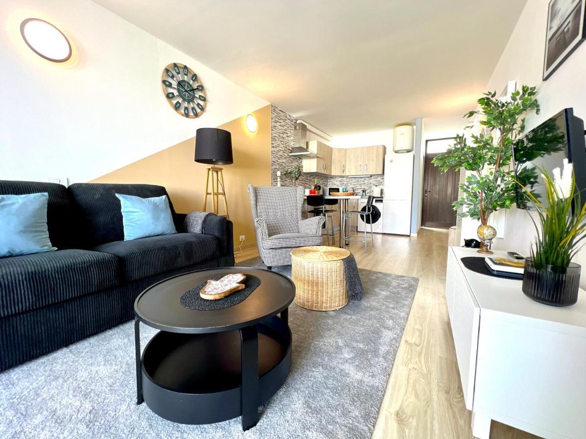 Stunning Lovely Flat With Pool And Strong Wi-Fi, 31 Arona  Exterior photo