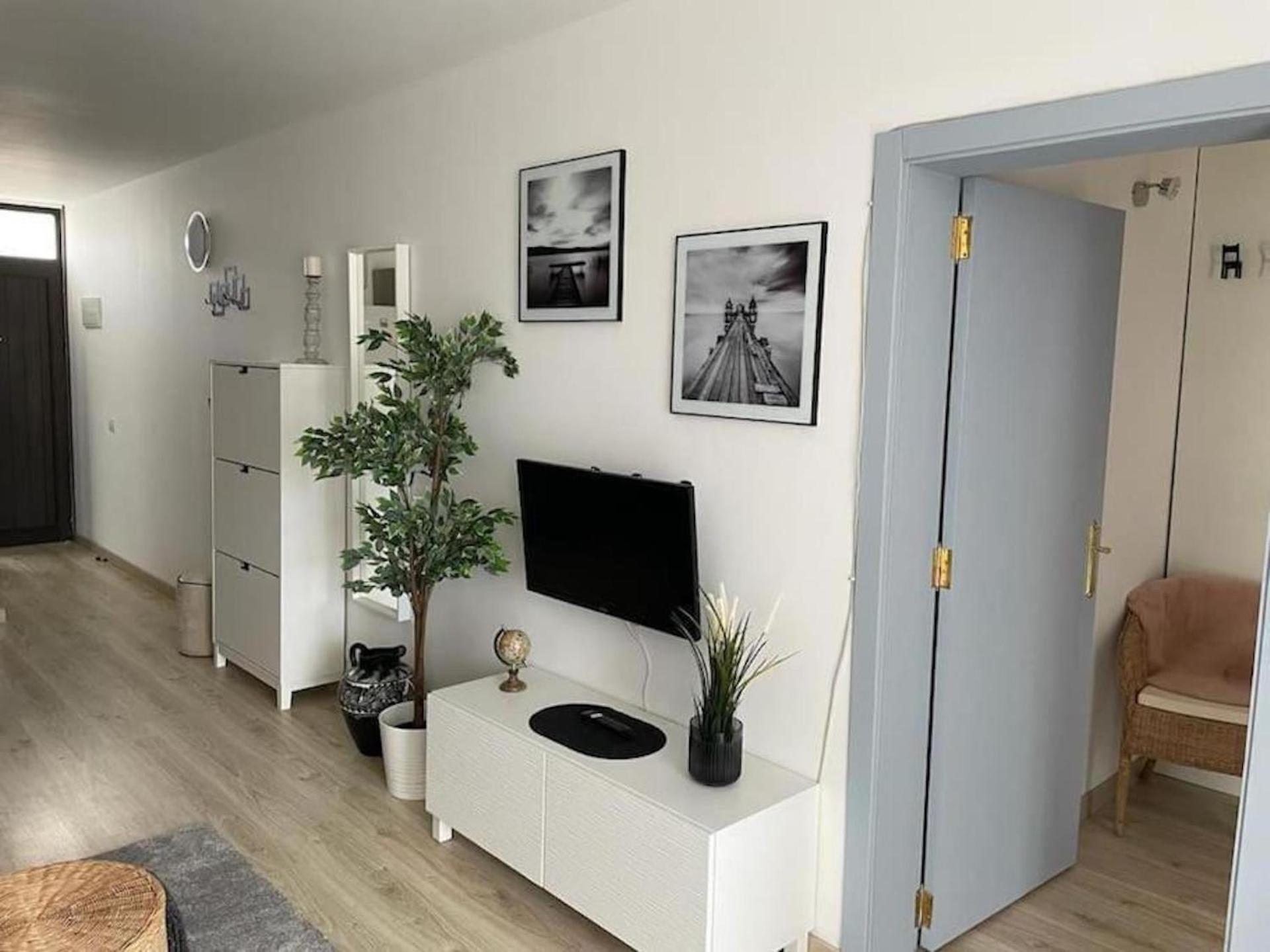 Stunning Lovely Flat With Pool And Strong Wi-Fi, 31 Arona  Exterior photo